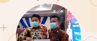 INOVASI SISWA SMAN SUMSEL  “AKITERI”, ALAS KAKI ANTI BAKTERI SABET PENGHARGAAN DARI GUBERNUR SUMSEL – HERMAN DERU