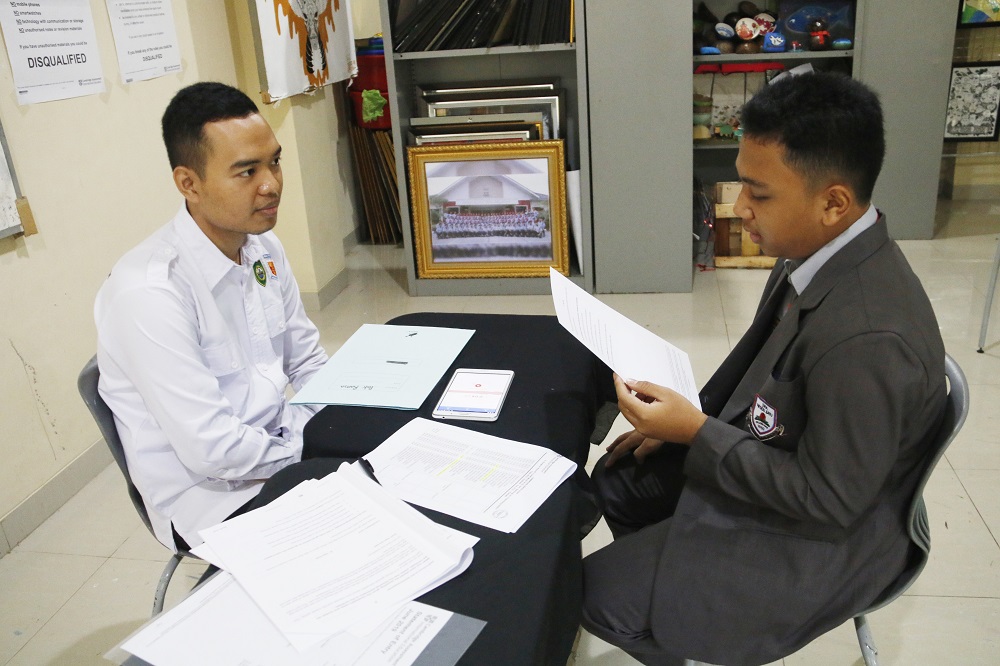 salah_satu_siswa_SMAN_1_Palembang_sedang_mengikuti_ujian_ESL-Speaking.JPG